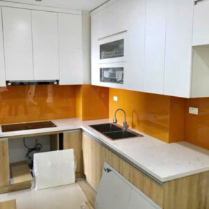 Kính bếp sơn màu đơn sắc